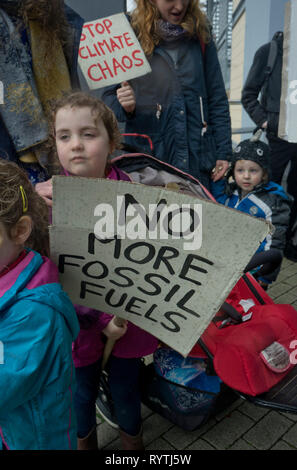 Aberystwyth, Großbritannien. 15 Mär, 2019. Schüler, Eltern und Erwachsene demonstrieren, als Teil der weltweiten Protest, Maßnahmen gegen den Klimawandel in Aberystwyth, Ceredigion, Wales, Großbritannien zu verlangen. Credit: Julio Etchart zu ihrem/Alamy leben Nachrichten Stockfoto