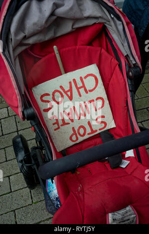 Aberystwyth, Großbritannien. 15 Mär, 2019. Schüler, Eltern und Erwachsene demonstrieren, als Teil der weltweiten Protest, Maßnahmen gegen den Klimawandel in Aberystwyth, Ceredigion, Wales, Großbritannien zu verlangen. Credit: Julio Etchart zu ihrem/Alamy leben Nachrichten Stockfoto