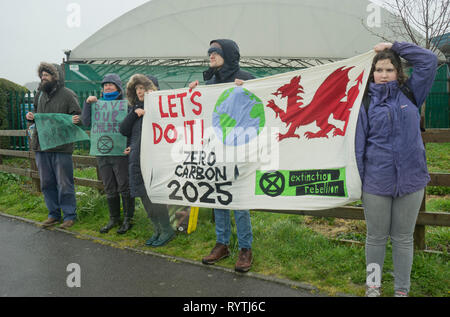 Aberystwyth, Großbritannien. 15 Mär, 2019. Schüler, Eltern und Erwachsene demonstrieren, als Teil der weltweiten Protest, Maßnahmen gegen den Klimawandel in Aberystwyth, Ceredigion, Wales, Großbritannien zu verlangen. Credit: Julio Etchart zu ihrem/Alamy leben Nachrichten Stockfoto