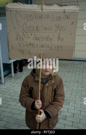 Aberystwyth, Großbritannien. 15 Mär, 2019. Schüler, Eltern und Erwachsene demonstrieren, als Teil der weltweiten Protest, Maßnahmen gegen den Klimawandel in Aberystwyth, Ceredigion, Wales, Großbritannien zu verlangen. Credit: Julio Etchart zu ihrem/Alamy leben Nachrichten Stockfoto