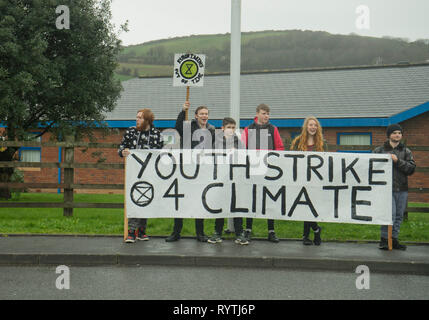 Aberystwyth, Großbritannien. 15 Mär, 2019. Schüler, Eltern und Erwachsene demonstrieren, als Teil der weltweiten Protest, Maßnahmen gegen den Klimawandel in Aberystwyth, Ceredigion, Wales, Großbritannien zu verlangen. Credit: Julio Etchart zu ihrem/Alamy leben Nachrichten Stockfoto