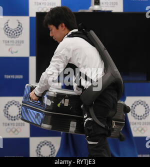 (190315) - Tokio, 15. März 2019 (Xinhua) - ein Mitarbeiter demonstriert Power Assist Anzug, der in Tokio 2020 die Olympischen und Paralympischen Spiele verwendet werden kann, ist in Tokio, Japan, am 15. März 2019. Die Tokyo Ausschuss 2020 Organisation kündigte die Markteinführung der neuen Tokyo 2020 Roboter Projekt am Freitag. (Xinhua / Du Xiaoyi) Stockfoto