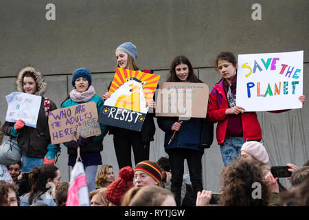 Edinburgh, Schottland, Großbritannien. 15. März, 2019. Studenten und Schulkinder, die kontrovers im Streik von der Schule nehmen Sie teil an einem Freitag für die Zukunft sind, Schule Streik 4 Klima Demonstration vor dem Schottischen Parlament in Holyrood, Edinburgh. Credit: Iain Masterton/Alamy leben Nachrichten Stockfoto