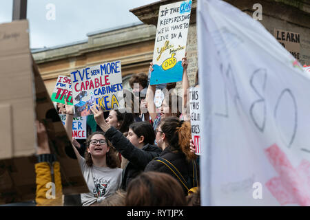 Oxford, UK. 15 Mär, 2019. Schüler Kopf aus dem Unterrichtsraum in der Jugend Streik 4 Klima Proteste in Oxford City Center. Quelle: David Dixon/Alamy leben Nachrichten Stockfoto