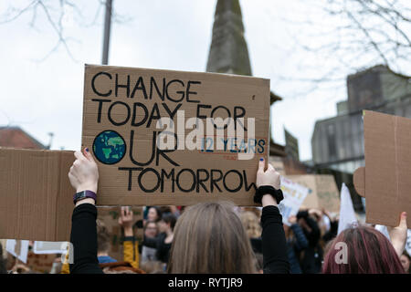 Oxford, UK. 15 Mär, 2019. Schüler Kopf aus dem Unterrichtsraum in der Jugend Streik 4 Klima Proteste in Oxford City Center. Quelle: David Dixon/Alamy leben Nachrichten Stockfoto