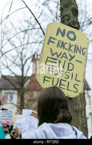 Oxford, UK. 15 Mär, 2019. Schüler Kopf aus dem Unterrichtsraum in der Jugend Streik 4 Klima Proteste in Oxford City Center. Quelle: David Dixon/Alamy leben Nachrichten Stockfoto