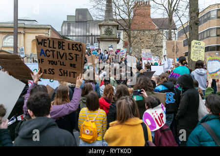 Oxford, UK. 15 Mär, 2019. Schüler Kopf aus dem Unterrichtsraum in der Jugend Streik 4 Klima Proteste in Oxford City Center. Quelle: David Dixon/Alamy leben Nachrichten Stockfoto