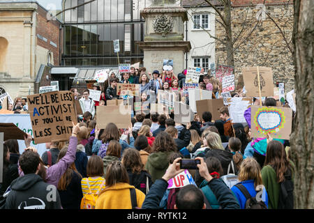 Oxford, UK. 15 Mär, 2019. Schüler Kopf aus dem Unterrichtsraum in der Jugend Streik 4 Klima Proteste in Oxford City Center. Quelle: David Dixon/Alamy leben Nachrichten Stockfoto