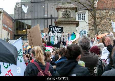 Oxford, UK. 15 Mär, 2019. Schüler Kopf aus dem Unterrichtsraum in der Jugend Streik 4 Klima Proteste in Oxford City Center. Quelle: David Dixon/Alamy leben Nachrichten Stockfoto