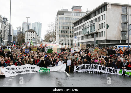 Frankfurt am Main, Deutschland. 15. März 2019. Die demonstranten Kurz sit-down an einer Kreuzung. Über 6.000 Menschen (vor allem Schüler, die übersprungene Schule Teil in den Protest zu nehmen) durch Frankfurt zogen, um gegen den Klimawandel und für die Einführung von Maßnahmen gegen ihn protestieren. Der Protest sei Teil der weltweiten klima Streiktag der FridaysForFuture Bewegung, Greta Thunberg in Schweden begonnen. Quelle: Michael Debets/Alamy leben Nachrichten Stockfoto