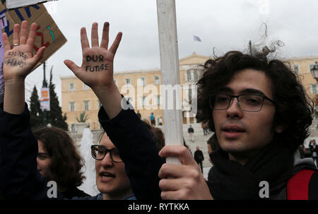 Athen, Griechenland. 15 Mär, 2019. Die Teilnehmer werden in einem März gegen den Klimawandel auf dem Syntagma-Platz in Athen, Griechenland, 15. März 2019 gesehen. Credit: Marios Lolos/Xinhua/Alamy leben Nachrichten Stockfoto