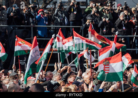 Budapest, Ungarn. 15. Mär 2019. Viktor Orbans Unterstützer hört auf die Rede des Ministerpräsidenten durning Feiern des Ungarischen Nationalen Tag feiern, Kredit: Alex Musta/Alamy leben Nachrichten Stockfoto