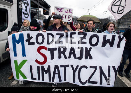 Warschau, Polen. 15. Mär 2019. Studenten gesehen, die eine große Fahne während die Erde in Warschau. Tausende Studenten und Schüler Klassen übersprungen und durch Warschau marschierte der Klimawandel zu protestieren. Studenten fordern von Politikern und Erwachsene in der Frage der globalen Erwärmung. Proteste waren in mehr als 100 Ländern unter dem Namen der Erde Streikbewegung geplant. Credit: SOPA Images Limited/Alamy leben Nachrichten Stockfoto