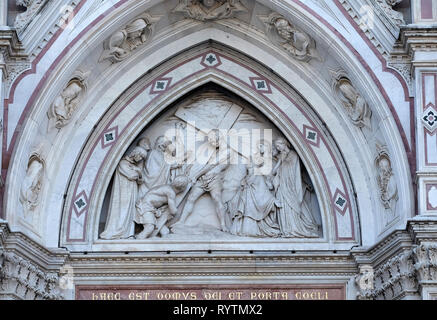 Erfindung des Kreuzes, von titto Sarrocchi, Lunette des linken Portal der Basilika von Santa Croce (Basilika des Heiligen Kreuzes) in Florenz Stockfoto