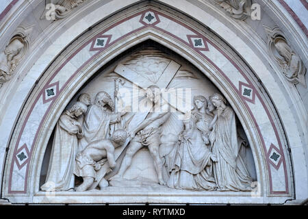 Erfindung des Kreuzes, von titto Sarrocchi, Lunette des linken Portal der Basilika von Santa Croce (Basilika des Heiligen Kreuzes) in Florenz Stockfoto