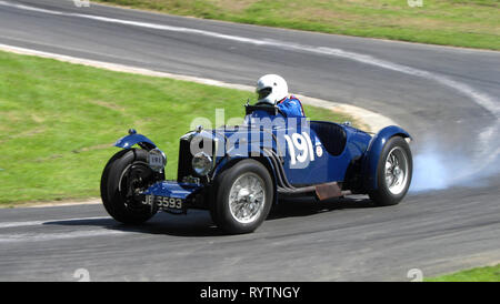 1935 konkurriert mit der VSCC in Prescott Hillclimb Riley 12/4 TT Sprite Replik. Stockfoto