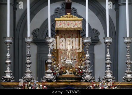 Hochaltar in der Basilika San Lorenzo in Florenz, Italien Stockfoto