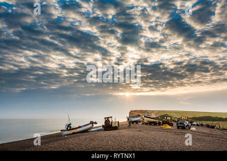 Fischer am Strand von Salthouse in Norfolk vorbereiten, kurz nach Sonnenaufgang zu starten. Stockfoto