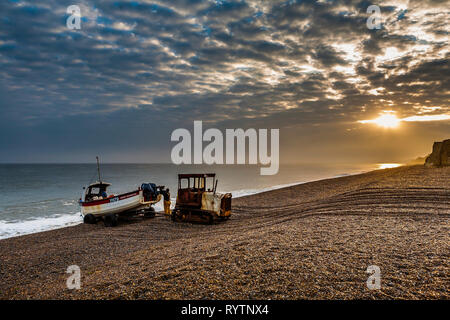 Fischer am Strand von Salthouse in Norfolk vorbereiten, kurz nach Sonnenaufgang zu starten. Stockfoto