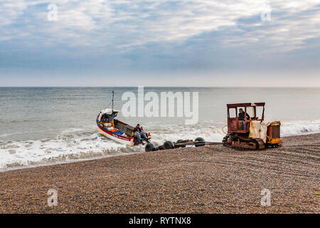 Fischer auf Salthouse Strand, in Norfolk ihr Boot kurz nach Sonnenaufgang starten. Stockfoto