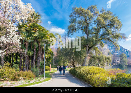 Lugano, Schweiz - 10. März 2019: Touristen, Ciani Park auf der langen Küste des Lago di Lugano, Kanton Tessin, Schweiz Stockfoto