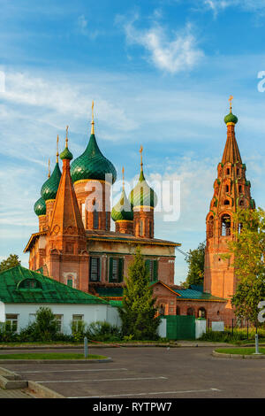 Schöne architektonische Ansicht der alten Kirche von Nikola Nass in der Stadt Jaroslawl. Golden Ring, Jaroslawl in Russland. Stockfoto