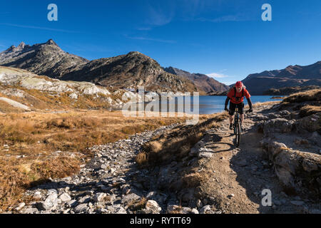 Radfahrer, die auf dem Gipfel der Alpen. Stockfoto