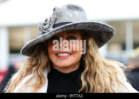 Carol Vorderman bei Gold Cup Tag der 2019 Cheltenham Festival in Cheltenham Racecourse. Stockfoto