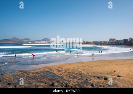 Las Palmas, Spanien - 3. März 2019: Surfer in Las Canteras Strand in Las Palmas de Gran Canaria Spanien. Stockfoto