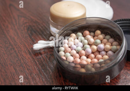 Multicolor runde Pulver für Make-up in einer schwarzen Box auf einem dunklen Hintergrund. Stockfoto