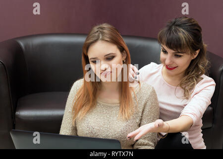 Zwei Freunde sind auf der Suche im Internet auf einer Dating Site für den Bräutigam. Stockfoto