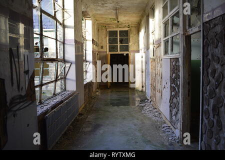 Flur in verlassenen Krankenhaus Stockfoto