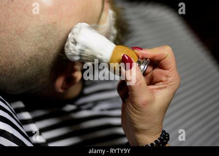 Mann aus Bart auf die Frau barbershop Stockfoto