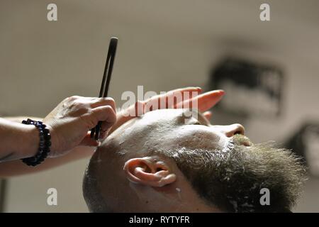 Mann aus Bart auf die Frau barbershop Stockfoto