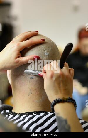 Mann aus Bart auf die Frau barbershop Stockfoto