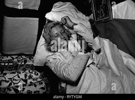 Verkehr/Transport, Luftfahrt, Passagiermaschinen, Douglas DC-6 der SAS Scandinavian Airlines, Innenansicht, schlafen Passagier, 1950er Jahre, Additional-Rights - Clearance-Info - Not-Available Stockfoto