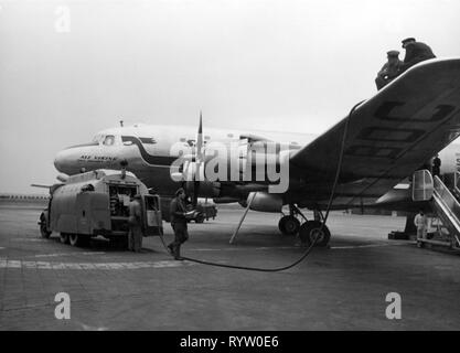 Verkehr/Transport, Luftfahrt, Flugzeuge, Douglas DC-6 der Scandinavian Airlines System beim Tanken, 1.4.1950, Additional-Rights - Clearance-Info - Not-Available Stockfoto