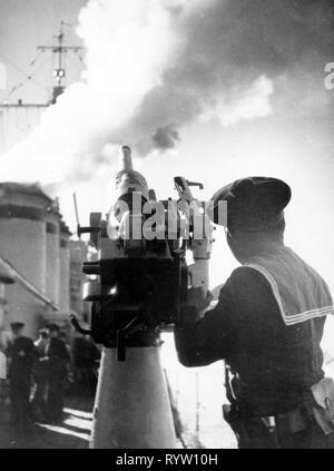 Transport/Verkehr, Navigation, Kriegsschiffe, sailor zu einem anti-aircraft gun auf einem französischen Zerstörer, 1930er Jahre, Additional-Rights - Clearance-Info - Not-Available Stockfoto