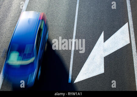Ein Auto auf der Straße. Blick von oben. Stockfoto
