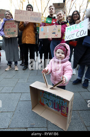 Ein Kind gesehen Teilnehmenden das globale Klima Streik für zukünftige vor dem Kabinett der Minister in Kiew. Über 100 Teilnehmer auf die Straße, in der sich die ukrainische Hauptstadt in das globale Klima Streik Ereignis zu nehmen, um die Regierung zum Handeln gegen den Klimawandel und die globale Erwärmung zu bekämpfen, zu verlangen. Stockfoto