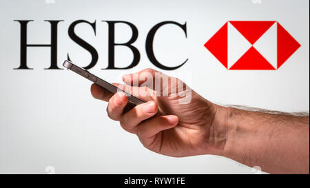 Ein Mann mit HSBC Bank online Banking auf seinem Mobiltelefon Stockfoto