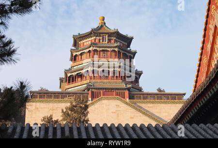 Peking, China - Januar 16, 2019: Traditionelle chinesische Architektur, Sommerpalast in Peking. Es ist eine der berühmten für Reisen, und das größte Pal Stockfoto