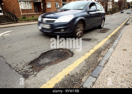 Schlaglöcher auf einer Straße mit Wohnhäusern. Wandsworth, London. 25.03.2010. Stockfoto