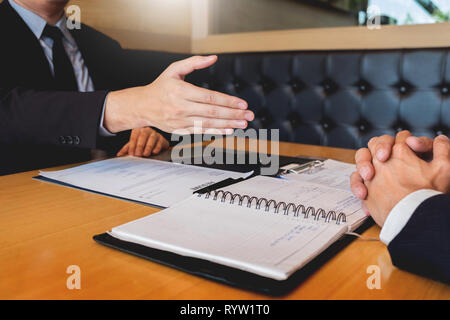 Business, Karriere und Platzierungskonzept, Chef und Mitarbeiter handshaking nach erfolgreichen Verhandlungen oder Interview Stockfoto