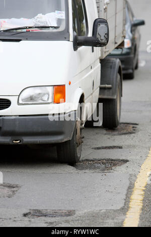 Schlaglöcher auf einer Straße mit Wohnhäusern. Wandsworth, London. 25.03.2010. Stockfoto
