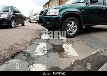 Schlaglöcher auf einer Straße mit Wohnhäusern. Wandsworth, London. 25.03.2010. Stockfoto