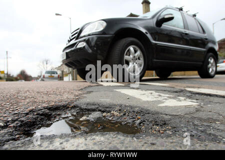 Schlaglöcher auf einer Straße mit Wohnhäusern. Wandsworth, London. 25.03.2010. Stockfoto