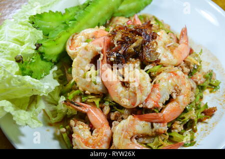 Würzige Garnelen und Flügel Bohne Salat essen mit frischem Gemüse auf Teller Stockfoto