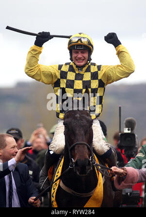 Al Boum Foto geritten von Paul Townend feiert Sieg bei der Magners Cheltenham Gold Cup Chase bei Gold Cup Tag der 2019 Cheltenham Festival in Cheltenham Racecourse. Stockfoto