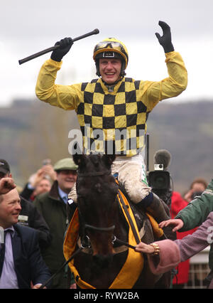 Al Boum Foto geritten von Paul Townend feiert Sieg bei der Magners Cheltenham Gold Cup Chase bei Gold Cup Tag der 2019 Cheltenham Festival in Cheltenham Racecourse. Stockfoto